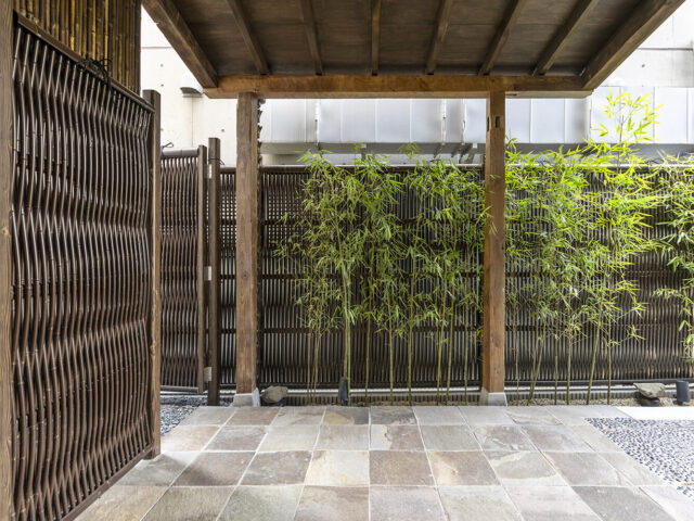 風情ある目かくしに虎竹カラーの大津垣を使用。扉も大津垣で合わせて統一感のあるデザインに