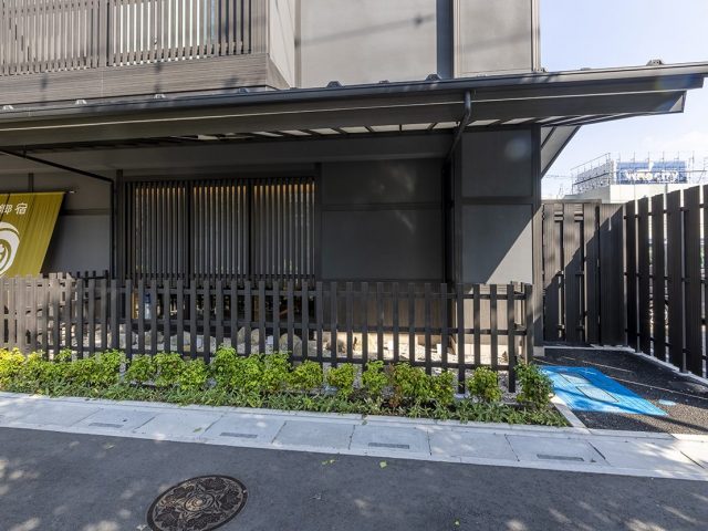 格子材と大和塀のフェンスが、京町家の落ち着いた雰囲気を再現しています