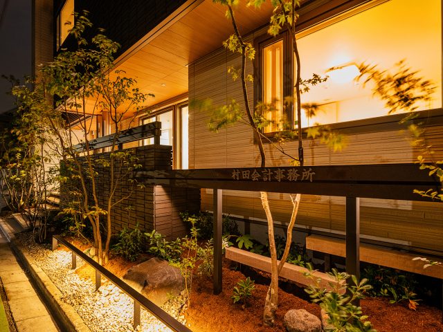 エバーアートウッドの格子材を使って植栽と調和する外構に。夜はライトアップして景観を高めます