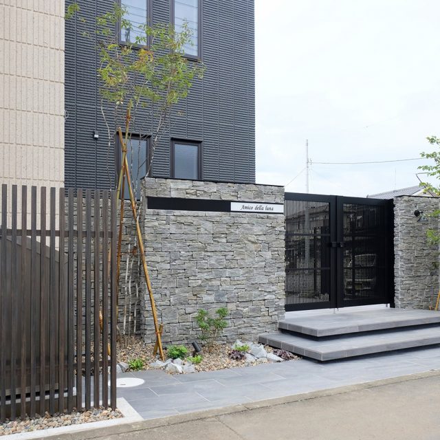 千本格子ユニットを門まわりの目かくしに、敷地との境界には将来、植物が絡まり緑のカーテンがつくれる「トレメッシュフェンス」を設置