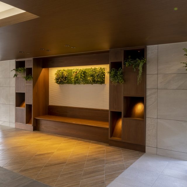 人工植物の壁面緑化に「壁面アレンジ」。人工植物なのでメンテナンスも簡単です