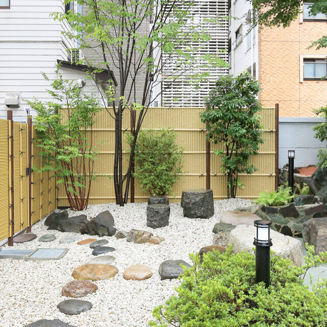 人工竹垣「エバーバンブー」を使った和風庭園。オフィス街の癒やしのスペースに