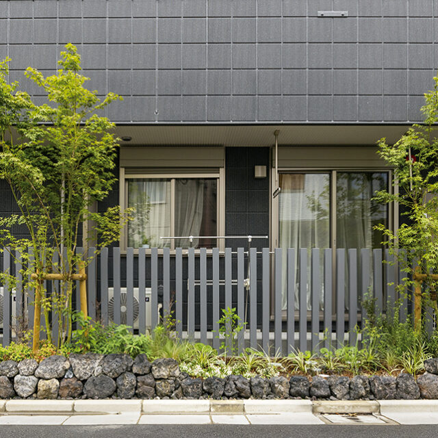 建物のカラーと調和したスリットフェンス。上品な格子デザインが街の景観をつくります