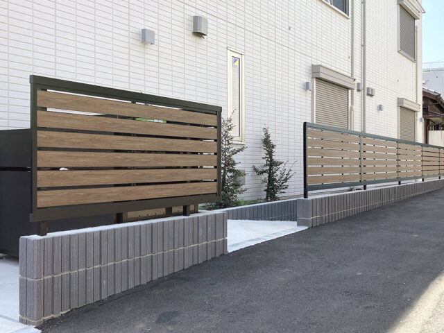 木目柄のアルミ材パネルで手軽に板塀を実現するエバーアートフェンス  センシアR