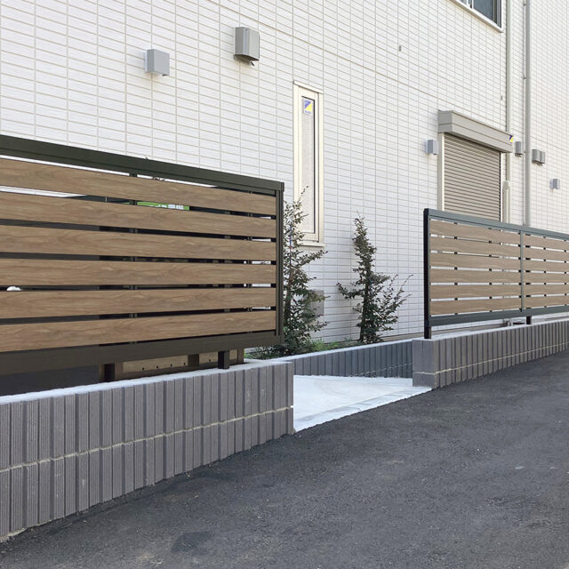 木目柄のアルミ材パネルで手軽に板塀を実現するエバーアートフェンス  センシアR