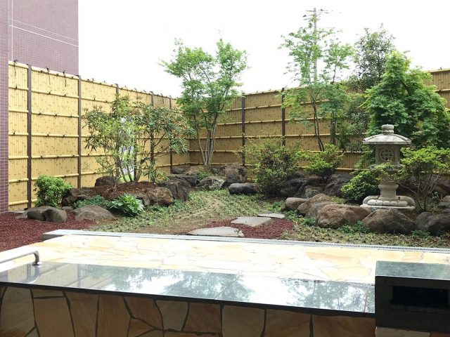 e-バンブー建仁寺垣（枯竹）で情緒ある和風庭園の背景に。落ち着いた空間をつくります