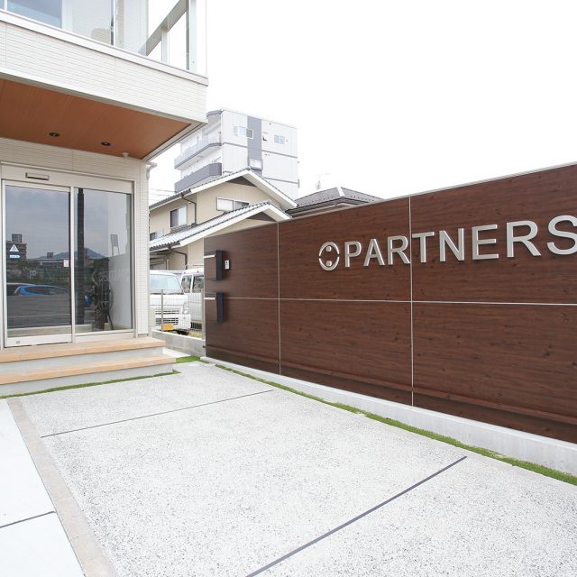 建物のサインを木目調の壁面につくりやさしい印象に