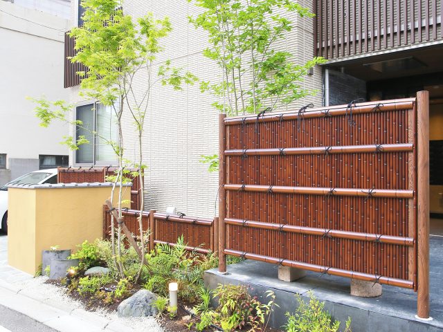 集合住宅の目かくしに。すす竹の落ち着いた色合いが植栽とも調和します