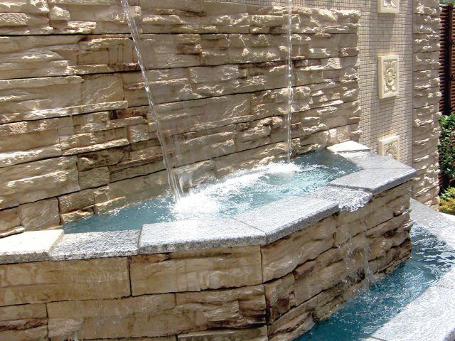 水の音と動きを楽しむ壁泉の演出
