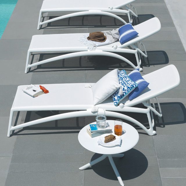 リクライニングチェアーとサイドテーブルでプールサイドを華やかに演出