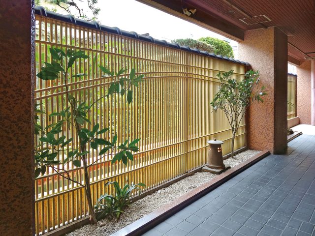 商業施設にエコ竹を使用した創作フェンス
