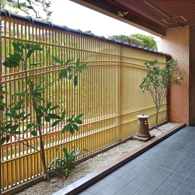 商業施設にエコ竹を使用した創作フェンス