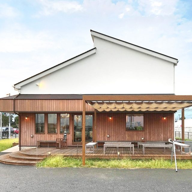 ホームヤードルーフⅡでつくる店舗の外のくつろぎのスペース