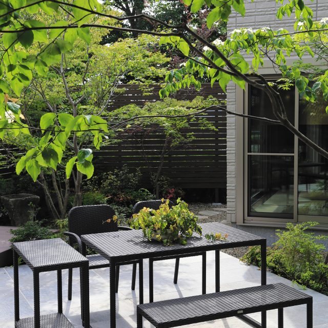 シンプルなデザインなので、どんな住宅スタイルにも似合う庭座シリーズ