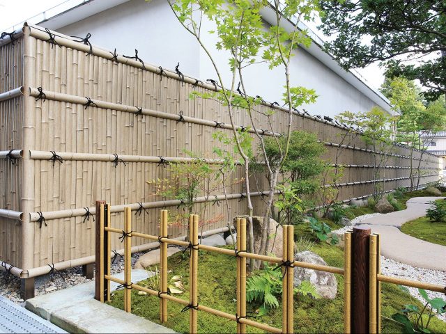 長い年月を経た竹垣を再現した古竹ボード。情緒ある和の庭をつくります