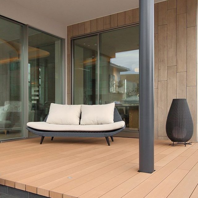 屋外でくつろげる空間（5thROOM）の床材に人工木材エコウッドⅡグランデ