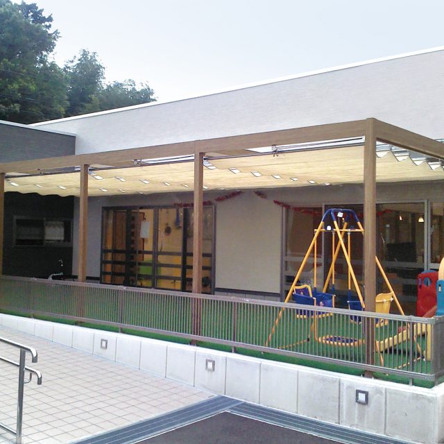 教育施設の日よけにフレームポーチ壁付タイプとロープ式開閉シェードを使用